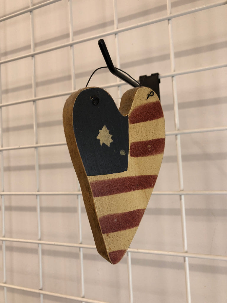 PRIMITIVE WOOD HEART AMERICAN FLAG.