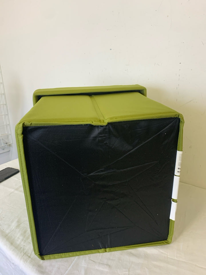 GREEN FOLDABLE FOOT CUBE OTTOMAN W/ TRAY.