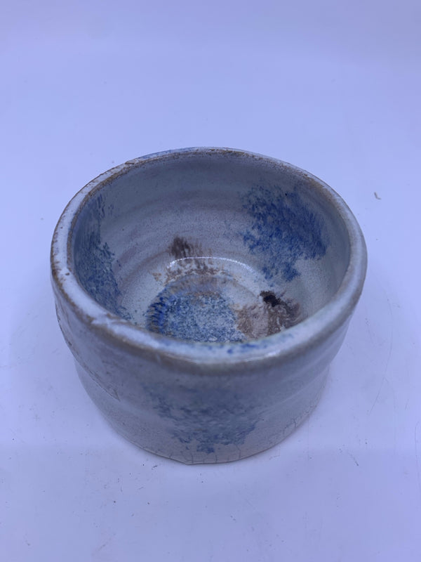 BLUE AND BROWN SPONGE POTTERY BOWL.