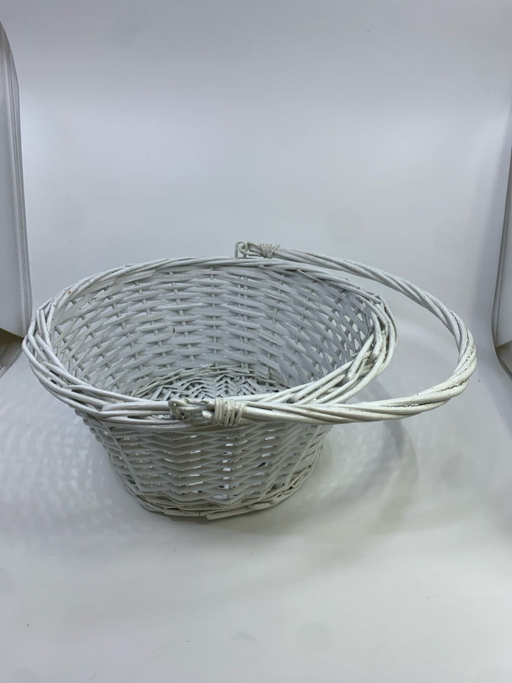 WHITE ROUND WOVEN BASKET W/HANDLE.