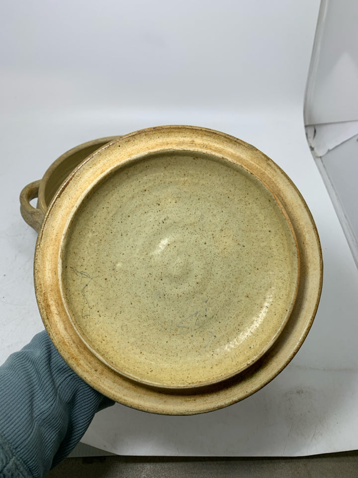 RIBBED SPECKLED COVERED POTTERY SERVING BOWL W/ HANDLES.