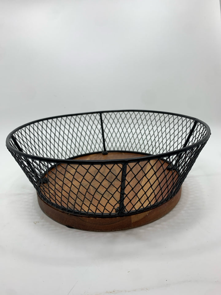 BLACK WIRE BASKET W/BAMBOO BASE.
