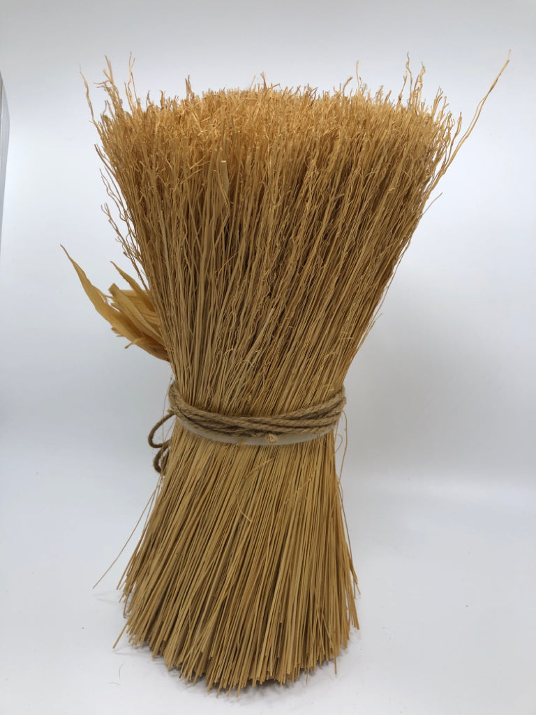 FAUX STRAW BUNDLE W/EAR OF CORN.