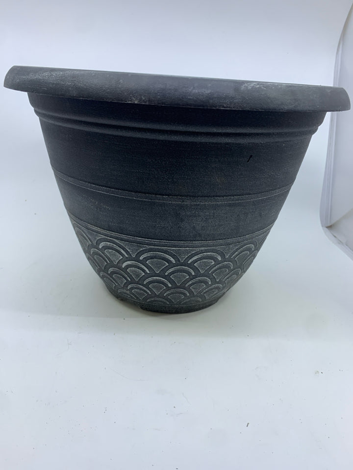 BLACK W WHITE ACCENTS PLASTIC PLANTER.