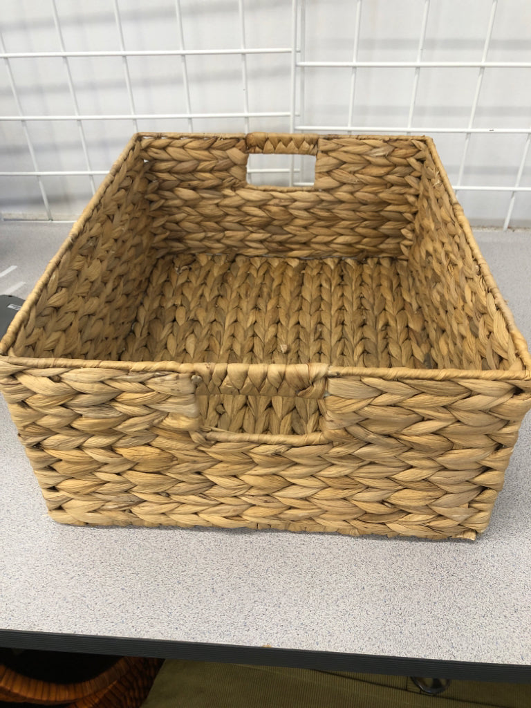 RECTANGLE WOVEN BASKET.