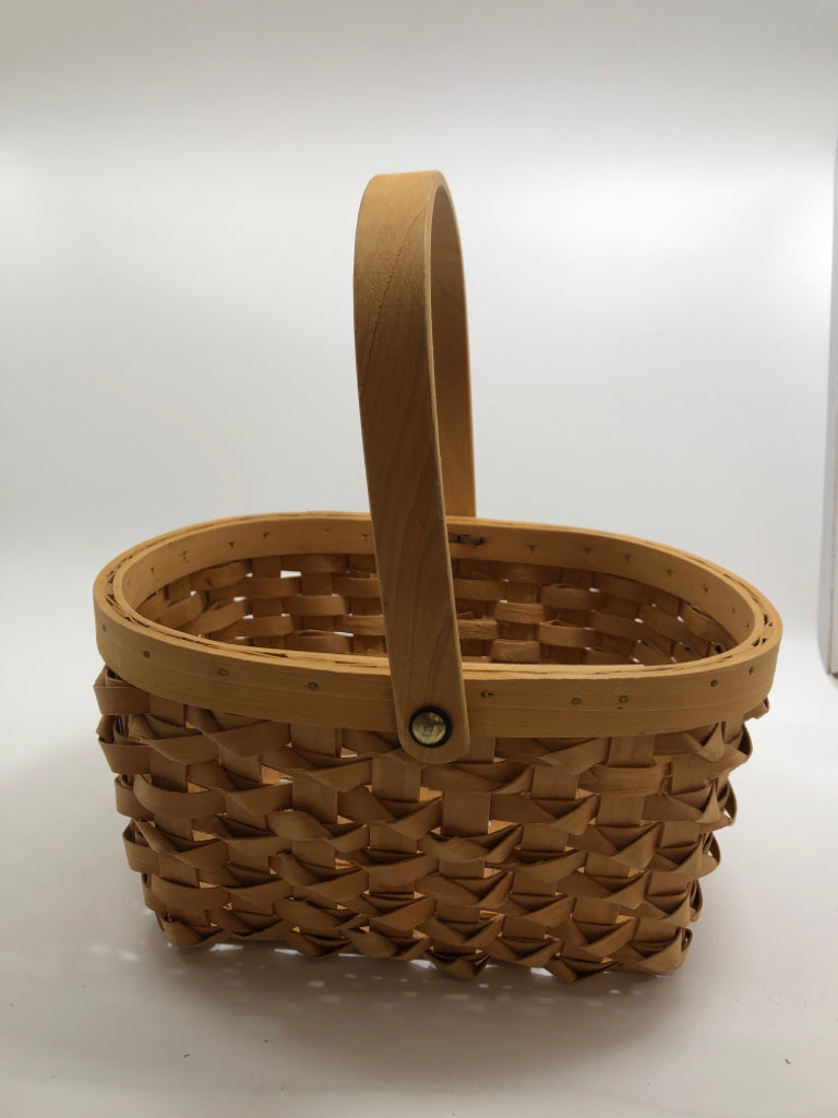 CURL WEAVE OVAL BASKET W/HANDLE.