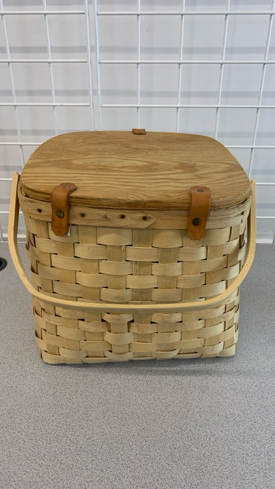 BARE WOOD PICNIC BASKET W/DIVIDER.