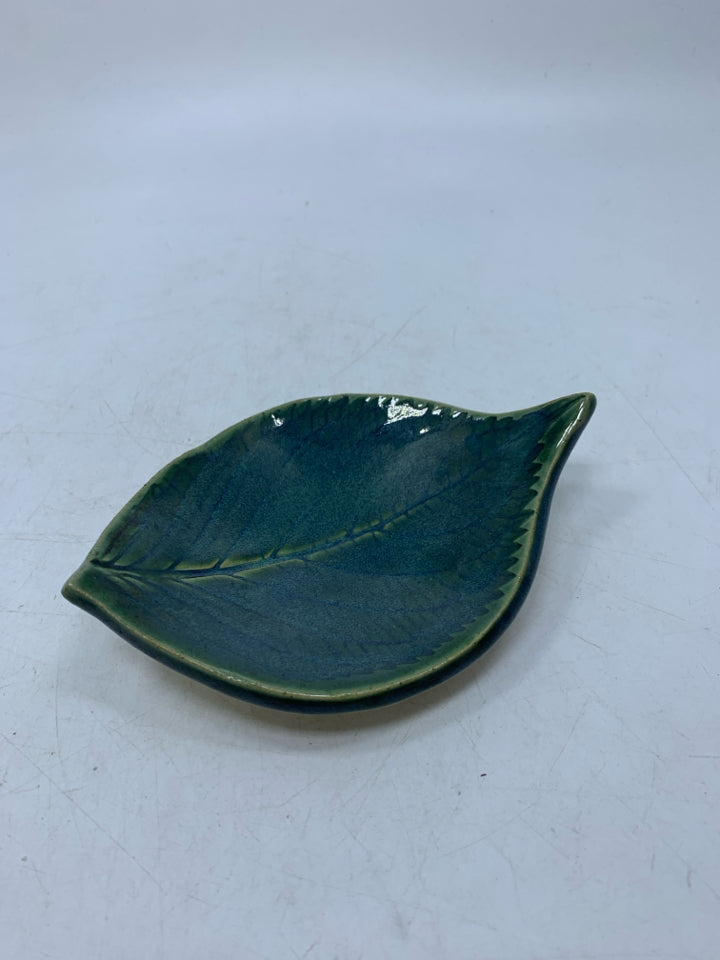 FOOTED GREEN/BLUE LEAF SHAPED JEWELRY CATCH.
