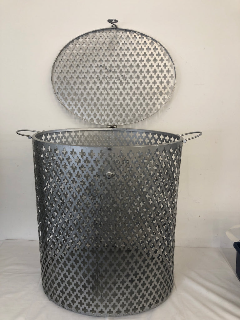 SILVER METAL HAMPER W/LID.