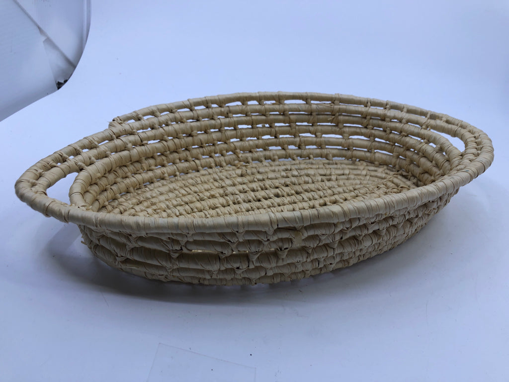 BLONDE OVAL BASKET W HANDLE.