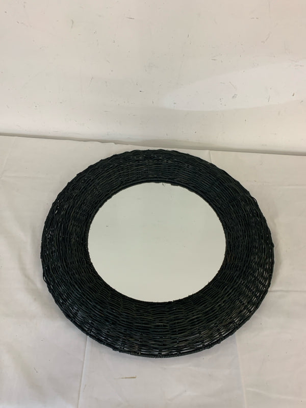 BLACK WOVEN ROUND MIRROR.