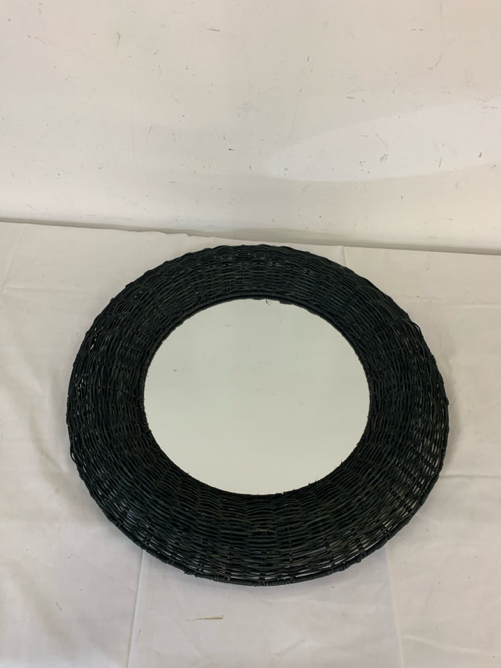 BLACK WOVEN ROUND MIRROR.