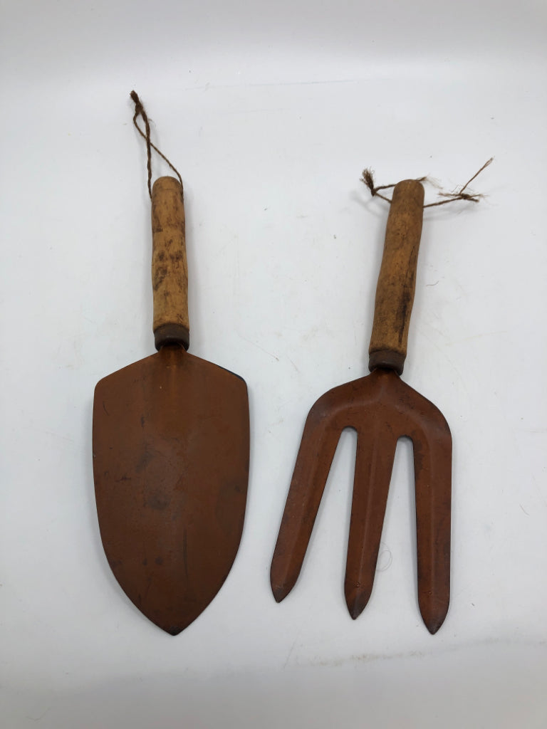 PRIMITIVE AMERICA SHOVEL AND SPADE DECOR.