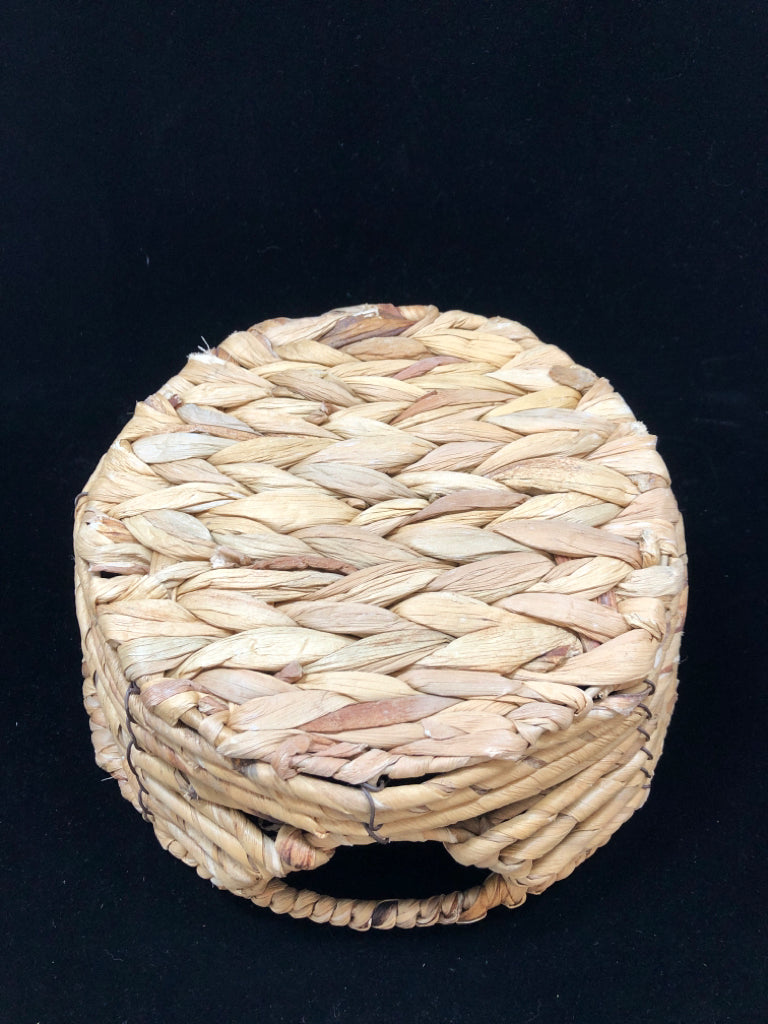 ROUND LOW WOVEN BASKET W/HANDLES.