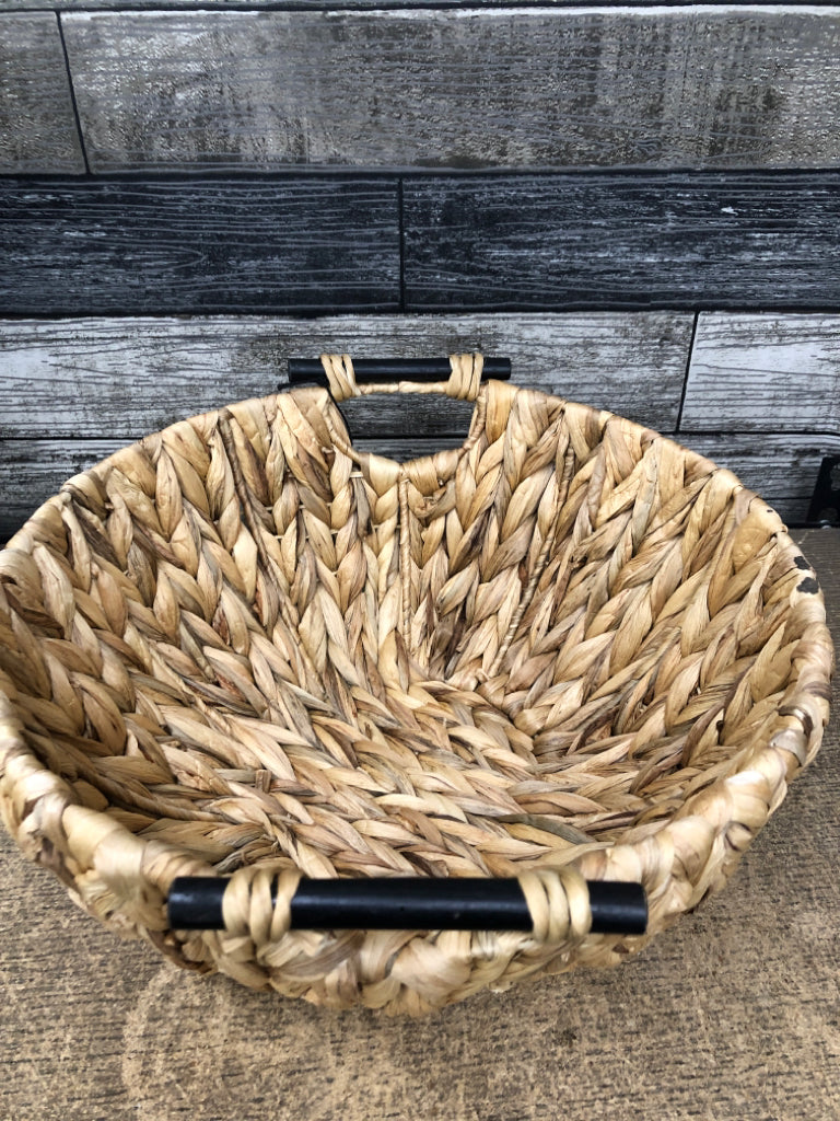 NWT WICKER BASKET W/BLACK HANDLES.