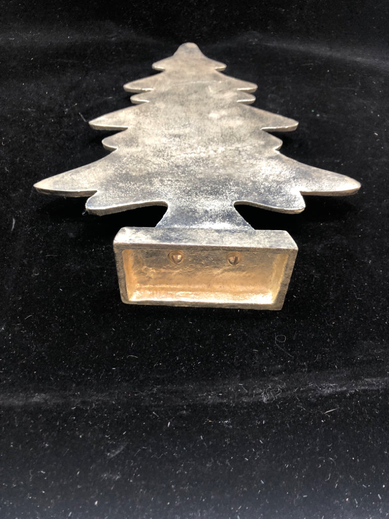 METAL PINE TREE DECOR.