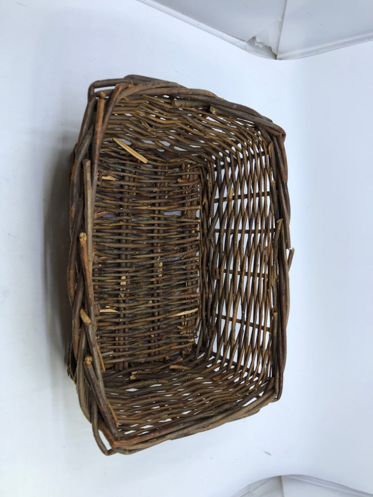 DK RECTANGLE BASKET W NO HANDLES.