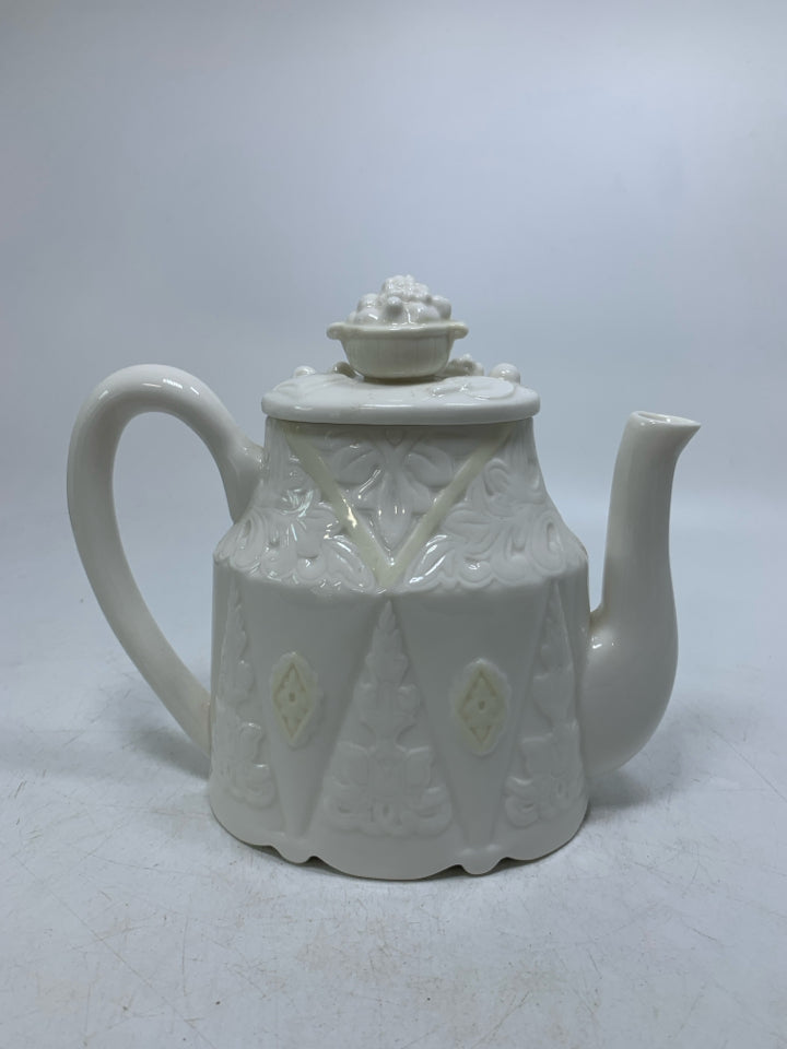 EMBOSSED BUTLER'S PANTRY TEA POT W/ 3D FRUIT LID.