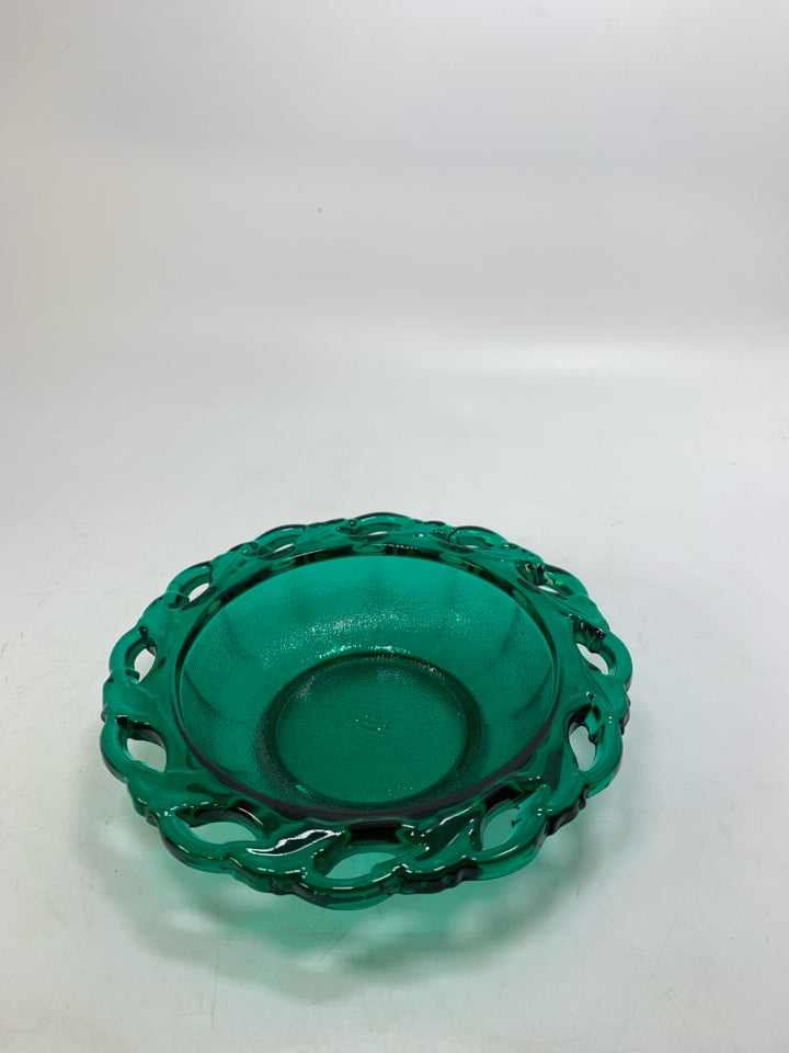 VTG SHORT EMERALD GREEN BOWL W/ LACE EDGE.