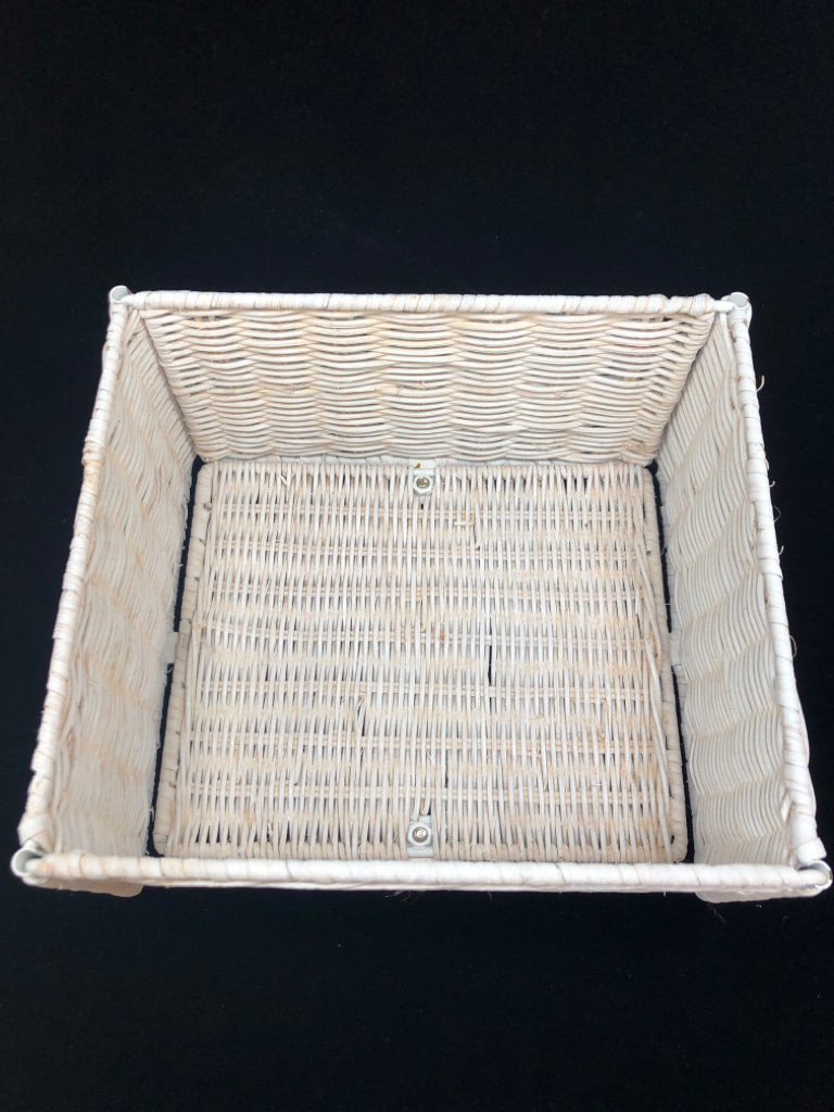 WHITE WICKER BASKET.