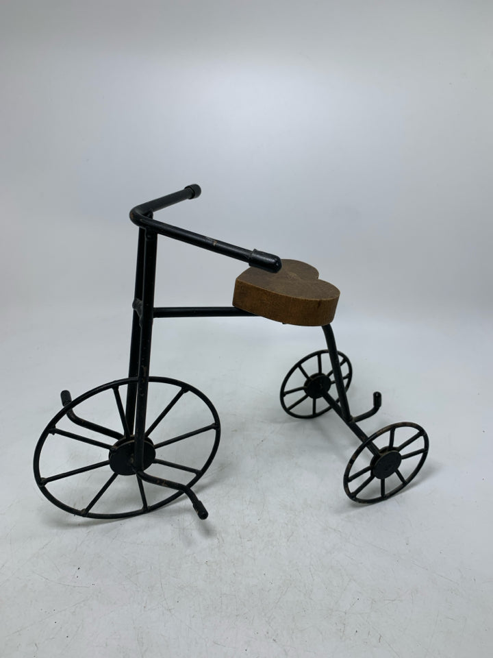 METAL TRICYCLE DECOR.