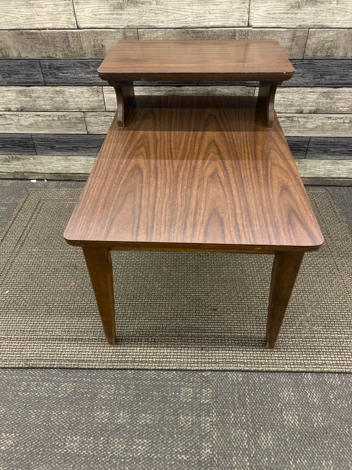 DARK WOOD VTG TWO TIER SIDE TABLE.