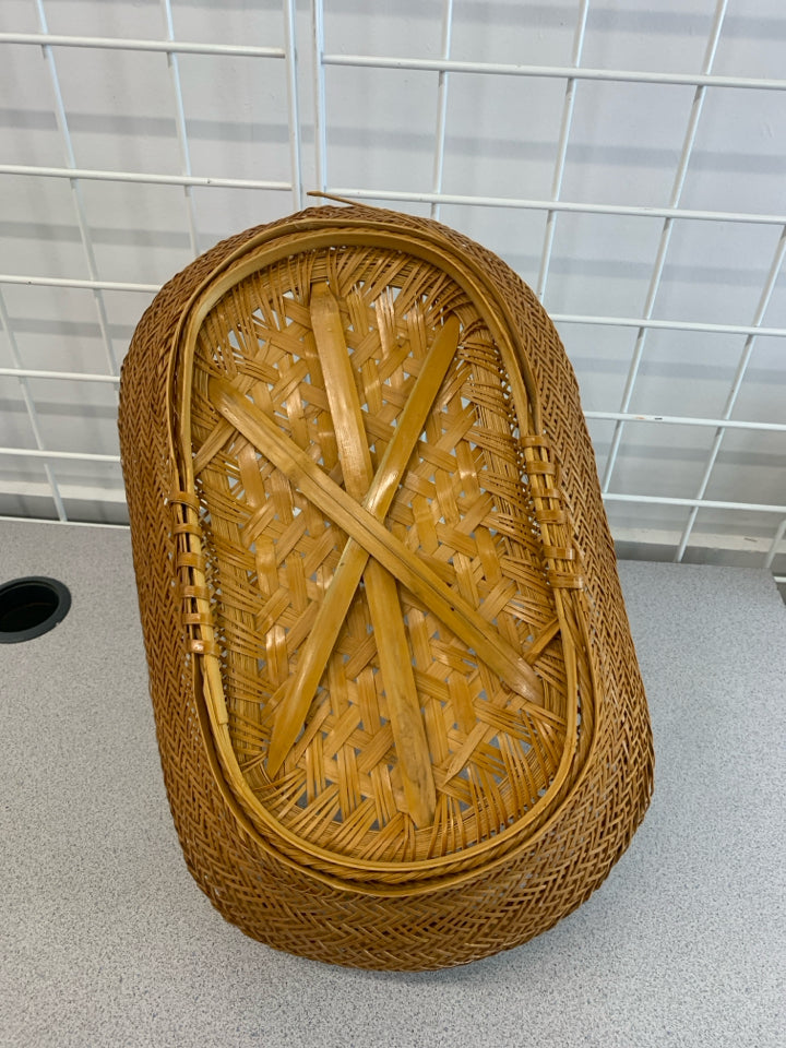 OVAL BROWN WOVEN BASKET W/TUBE HANDLE.