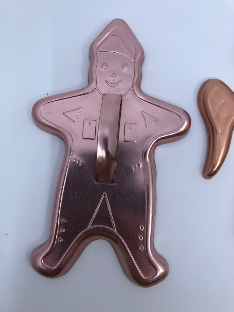 VTG HOLIDAY COOKIE CUTTERS.