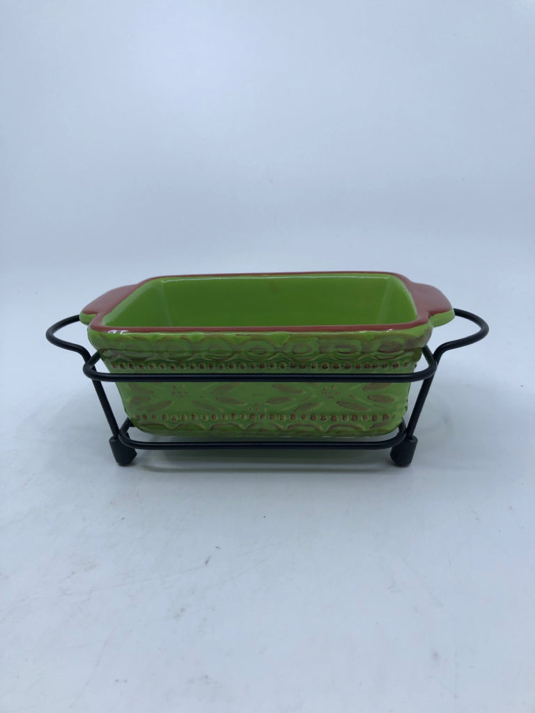 SMALL BAKING DISH IN BLACK STAND.