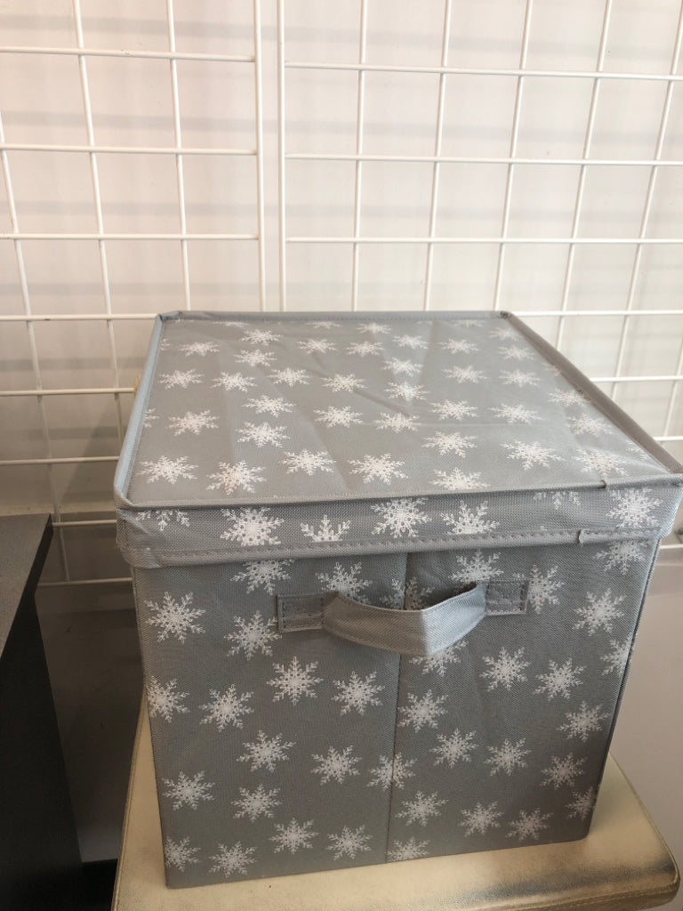 GRAY W/WHITE SNOWFLAKES STORAGE CUBE W/LID.