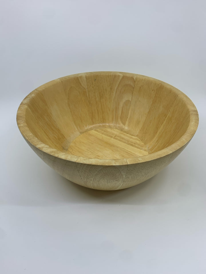 LARGE BLONDE WOOD SALAD SERVING BOWL.
