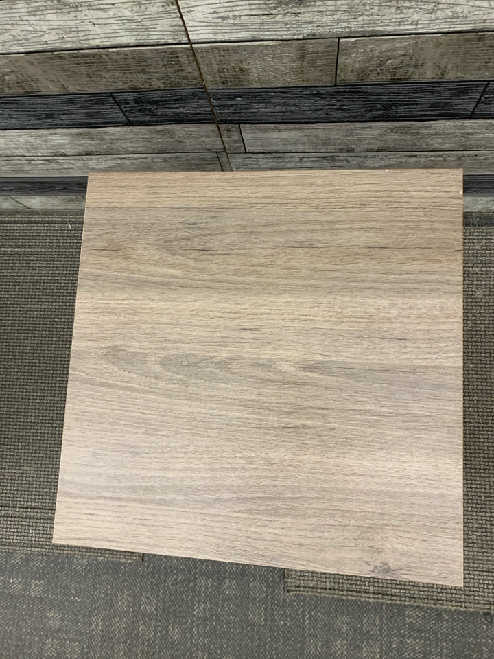 LIGHT BROWN WOOD GRAIN END TABLE.