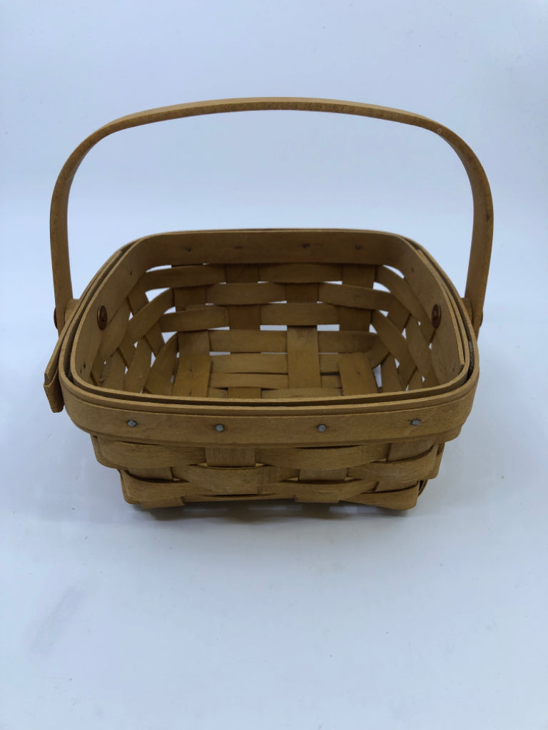 2003 SMALL SHALLOW SQUARE BASKET W SINGLE HANDLE.