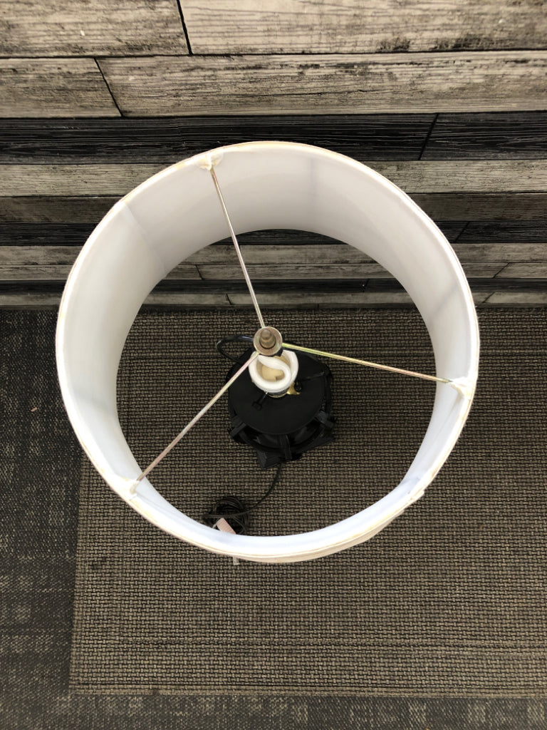 METAL BLACK URN BASE LAMP W/ WHITE SHADE.