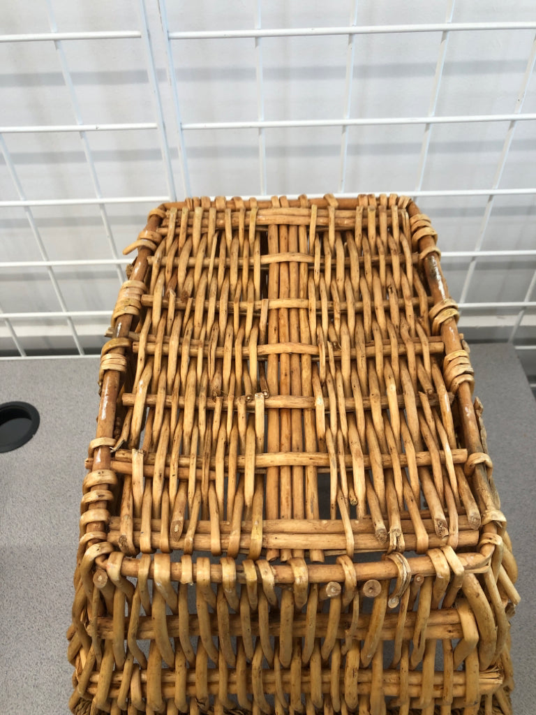 WOVEN BASKET W/RAISED HANDLES.