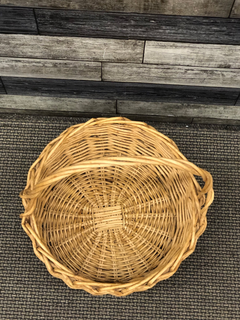 ROUND WICKER BASKET W/HANDLE.