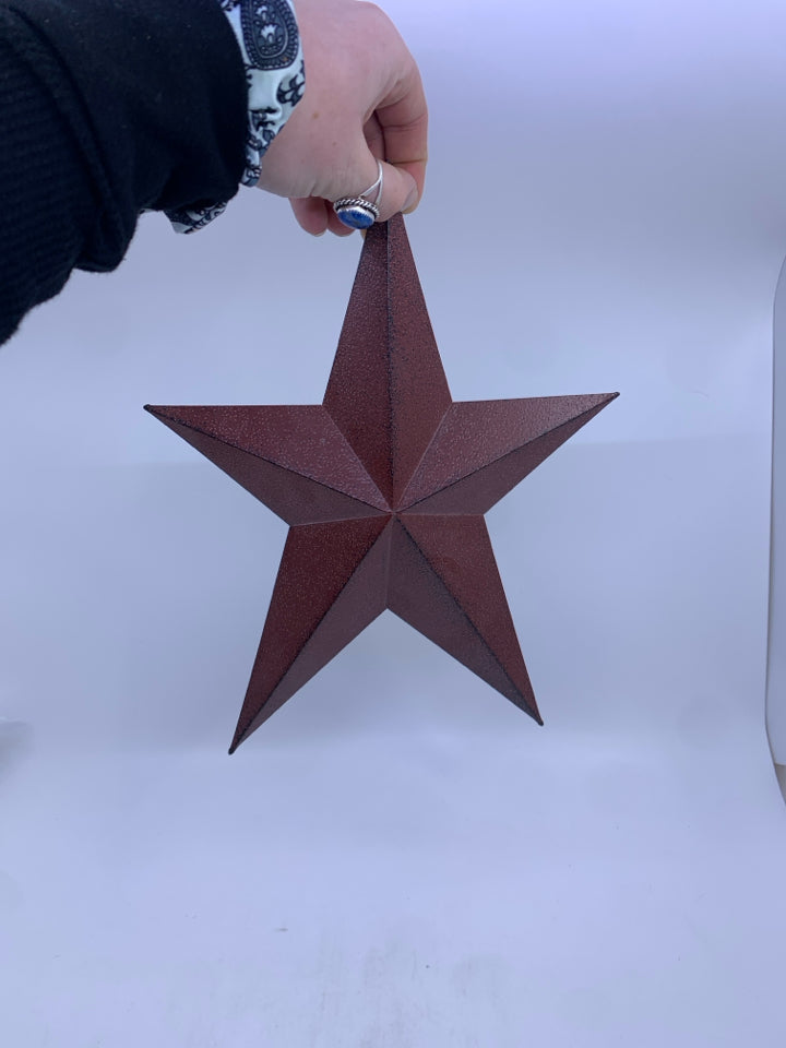 RED METAL STAR.