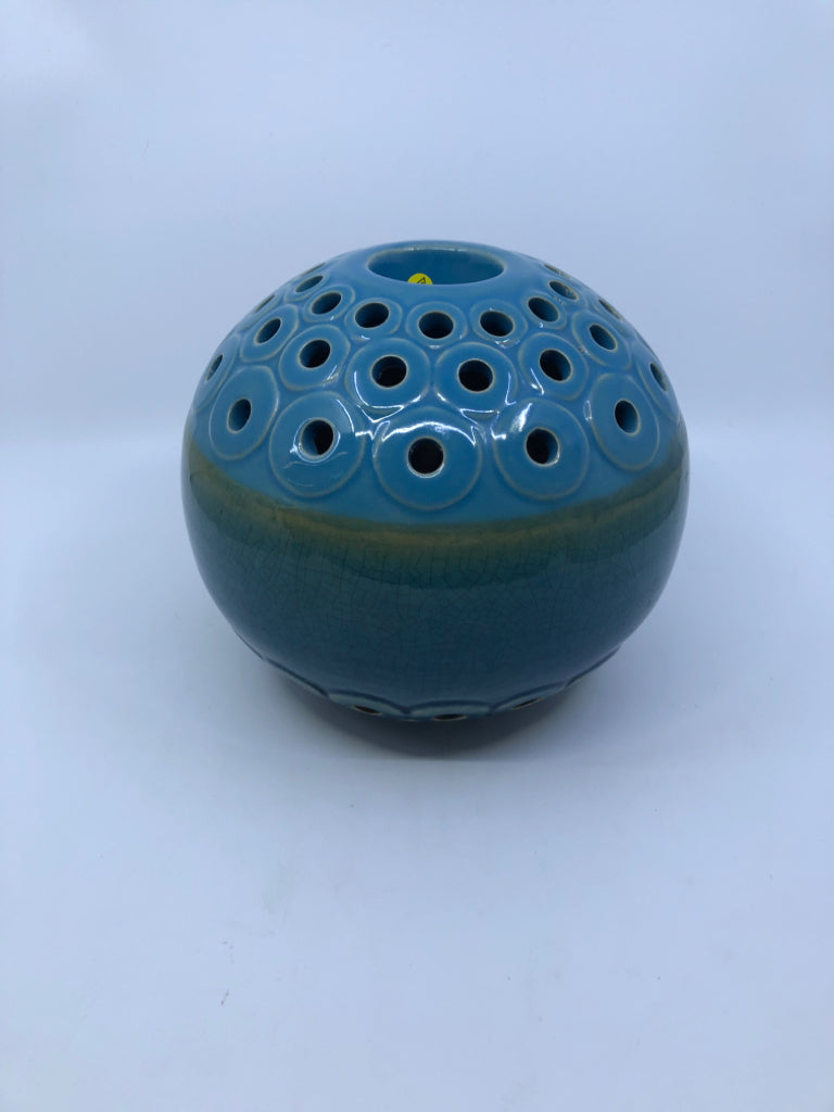 LARGE TEAL ROUND TEA LIGHT HOLDER.