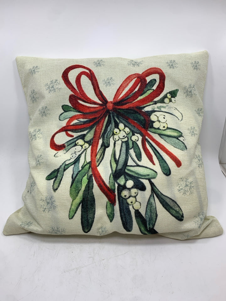 WHITE BERRY THROW PILLOW.