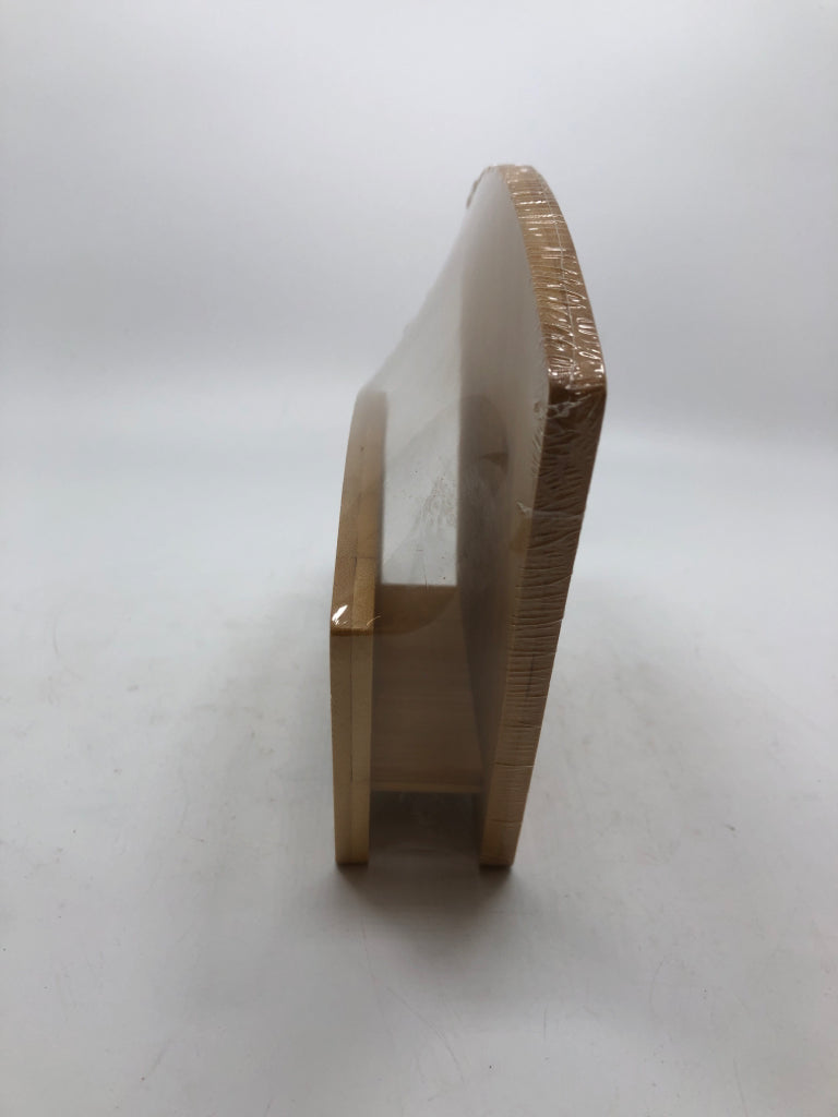 NIP BAMBOO NAPKIN HOLDER.