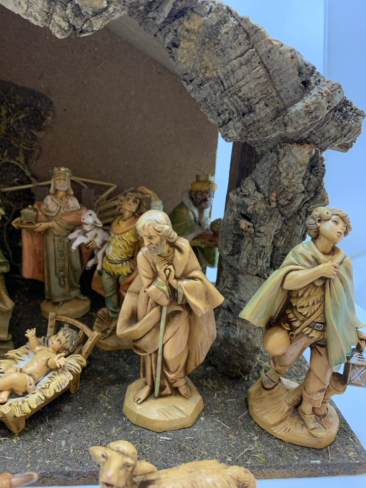 VTG 19 PC FONTANINI NATIVITY SET PLASTIC MADE IN ITALY.