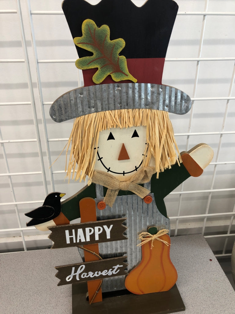 HAPPY HARVEST WOOD SCARECROW.