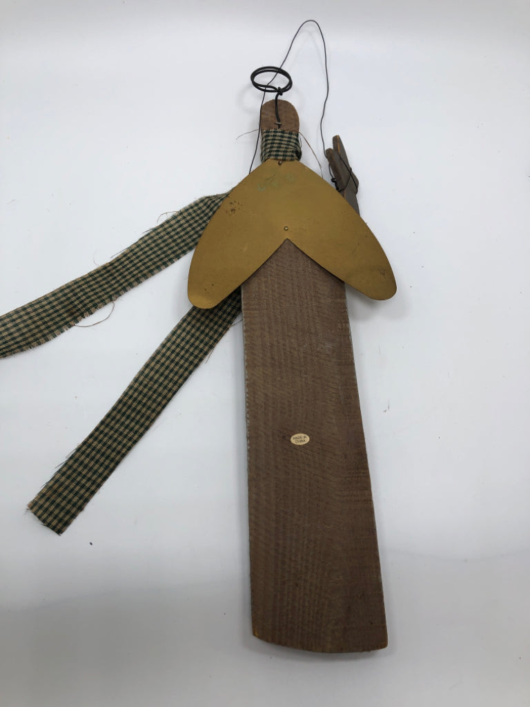 PRIMITIVE ANGEL W/ RED HEART & PLAID SCARF WALL HANGING.