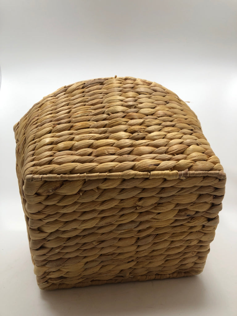 WOVEN WICKER OVAL BASKET W/HANDLES.