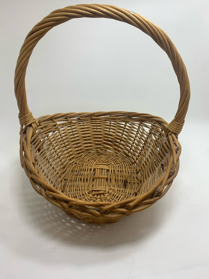 OVAL WOVEN BASKET W/HANDLE.