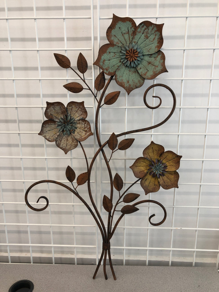 BLUE AND BROWN METAL FLOWERS WALL HANGING.