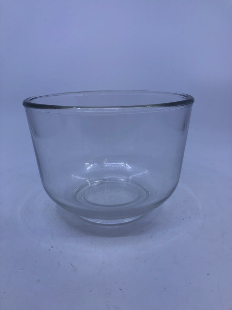 CLEAR MIXING BOWL W/ TEXTURED BOTTOM.