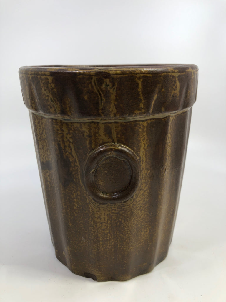 BROWN DIPPED CROCK PLANTER W/FAUX HANDLES.