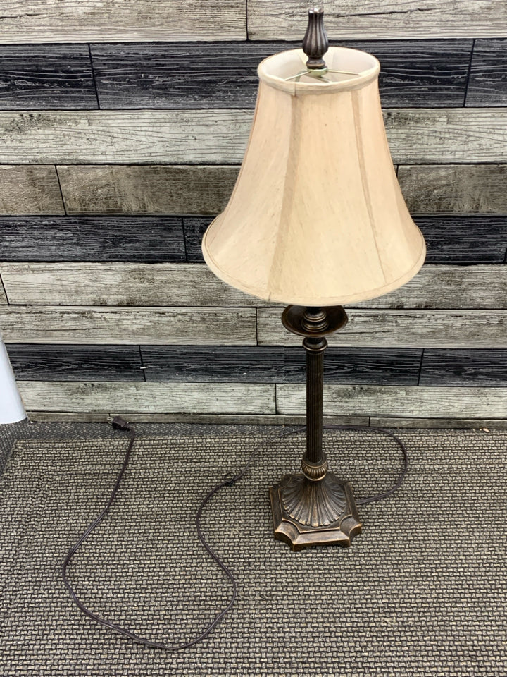 BRONZE TABLE LAMP W/TAN SHADE.
