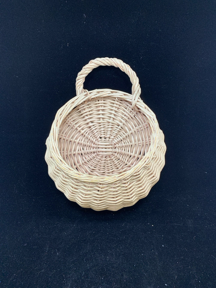 ROUND WICKER HANGING BASKET.